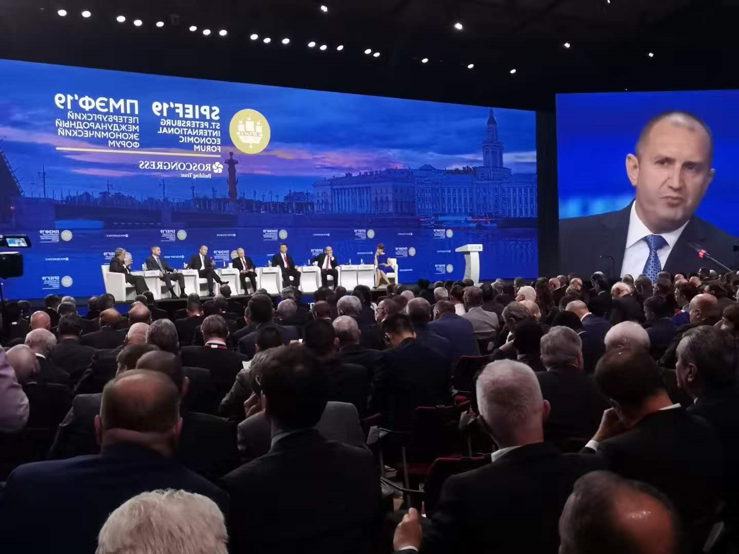 圣彼得堡经济论坛现场1 (1).jpg